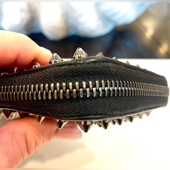 CHRISTIAN LOUBOUTIN
Panettone Calfskin black gunmetal spikes wallet - Picture 5 of 16